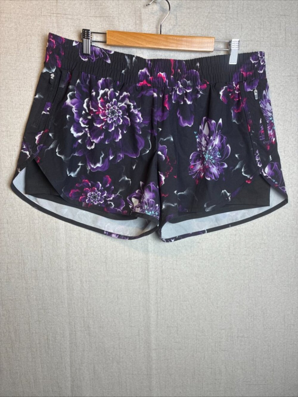 Avia Athletic Gym Short Women’s XL Black Purple Floral Pockets Active Run 16-18